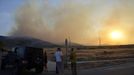 Casey Benson and Brook Chadwick talk about the brush fire near Saratoga Springs, Utah, June 22, 2012. More than 1,000 homes were evacuated from two small Utah communities on Friday as high winds whipped up a brush fire triggered by target shooters and pushed the flames toward houses and a nearby explosives factory. REUTERS/Jeff McGrath (UNITED STATES - Tags: ENVIRONMENT DISASTER) Published: Čer. 23, 2012, 3:49 dop.