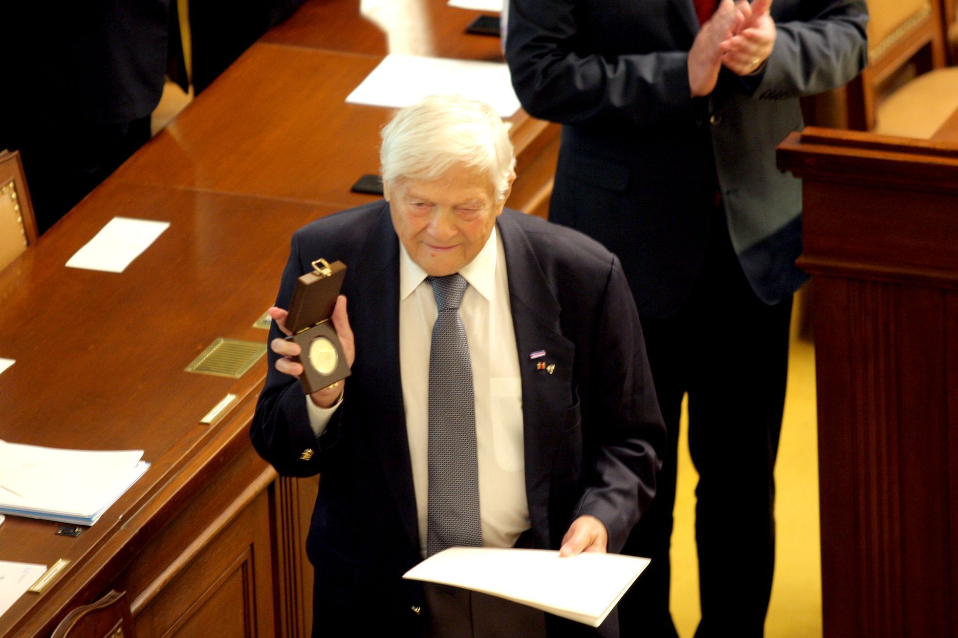 Jiří Brady vyznamenán premiérem a poslaneckou sněmovnou