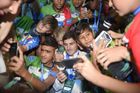 Casillas s velrybami a tuleni nadchli mladé fotbalisty. Zastínili i oficiální zahájení MS