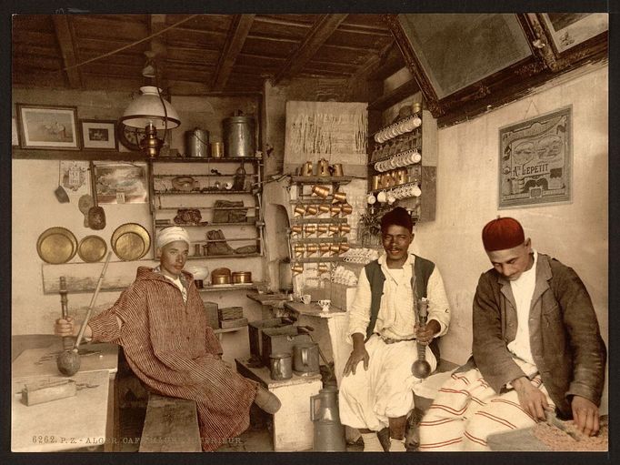 Alžírsko a Tunis na unikátních barevných historických fotografiích (počátky cestovatelské a street fotografie)