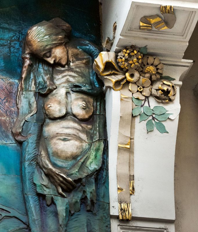 Ozdobné dekorativní detaily, které pracovitý Osvald Polívka vytvářel pro průčelí pražských činžáků a vil.