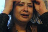 Novináře žádala o pomoc s pláčem vypověděla, že byla zatčena na kontrolním stanovišti Kaddáfího vojáky kvůli tomu, že je z Benghází. Muži ji prý znásilnili, močili na ní, bolestivě jí svázali ruce a noži ji řezali do kůže.