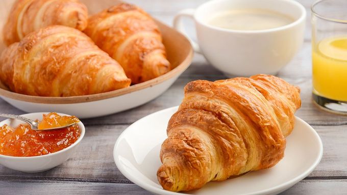 Češi nejsou jediní, kterým vadí cena másla. Francouzi ho navíc nemají ani v  obchodech. Pekaři už zdražují croissanty. Vláda slibuje: Bude lépe!