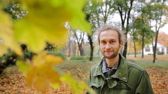 Adam se v přírodním hrobnictví našel.