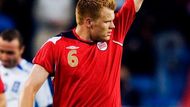 Nor John Arne Riise slaví svoji branku v síti Řecka.