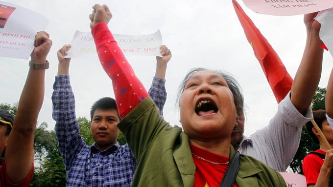 Protesty před čínskou ambasádou v hlavním městě Vietnamu.