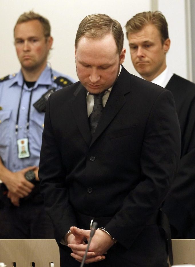 Norwegian mass killer Anders Behring Breivik (C) arrives to hear the verdict in his trial at a courtroom in Oslo August 24, 2012. A Norwegian court found Anders Behring Breivik sane on Friday in the murder of 77 people in a shooting spree and bomb massacre last year, bringing some closure to a Nordic nation devastated by its worst attack since World War Two. Breivik, who has admitted blowing up the government headquarters with a fertiliser bomb, killing eight, before gunning down 69 at the ruling party's summer youth camp, faces 21 years in jail with likely indefinite extensions. REUTERS/Stoyan Nenov (NORWAY - Tags: CRIME LAW) Published: Srp. 24, 2012, 8:50 dop.