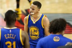 Curry 43 body táhl Golden State za drtivou výhrou nad Clippers