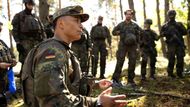Vojáci 6. roty Bundeswehru při nácviku pěchotních dovedností na základně Döberitzer Heide.