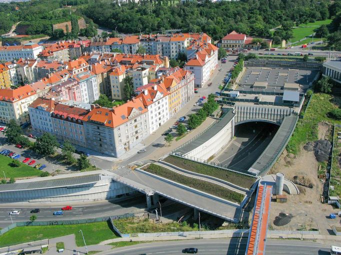 Letecký pohled na vyústění Strahovského tunelu na Břevnově. Snímek z roku 2007.