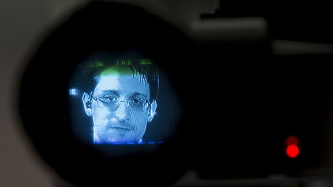 Edward Snowden se momentálně skrývá v Rusku.
