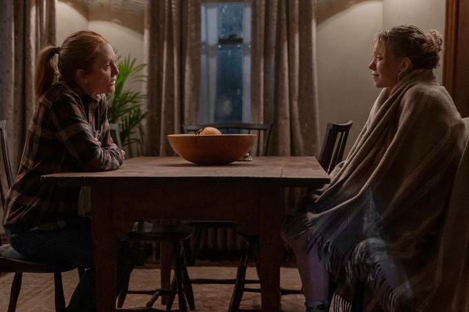 Julianne Mooreová a Sydney Sweeneyová jako matka a dcera ve filmu Echo Valley.