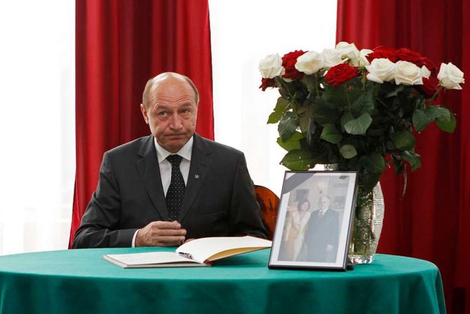 Rumunský prezident Traian Basescu se právě podepsal do kondolenční knihy.