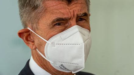 Upraví vláda protiepidemická opatření? A otevřou se skiareály? Sledujte brífink
