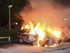 Hořící automobily ve Stockholmu.