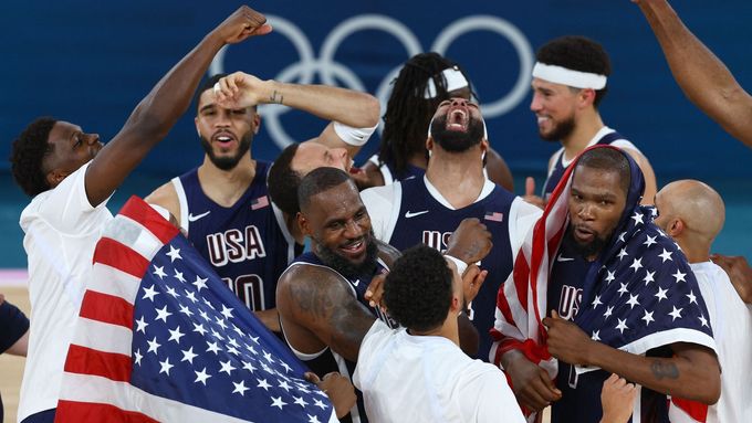 Američtí basketbalisté slaví vítězství na OH 2024 v Paříži