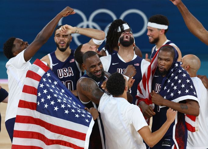 Američtí basketbalisté slaví vítězství na OH 2024 v Paříži