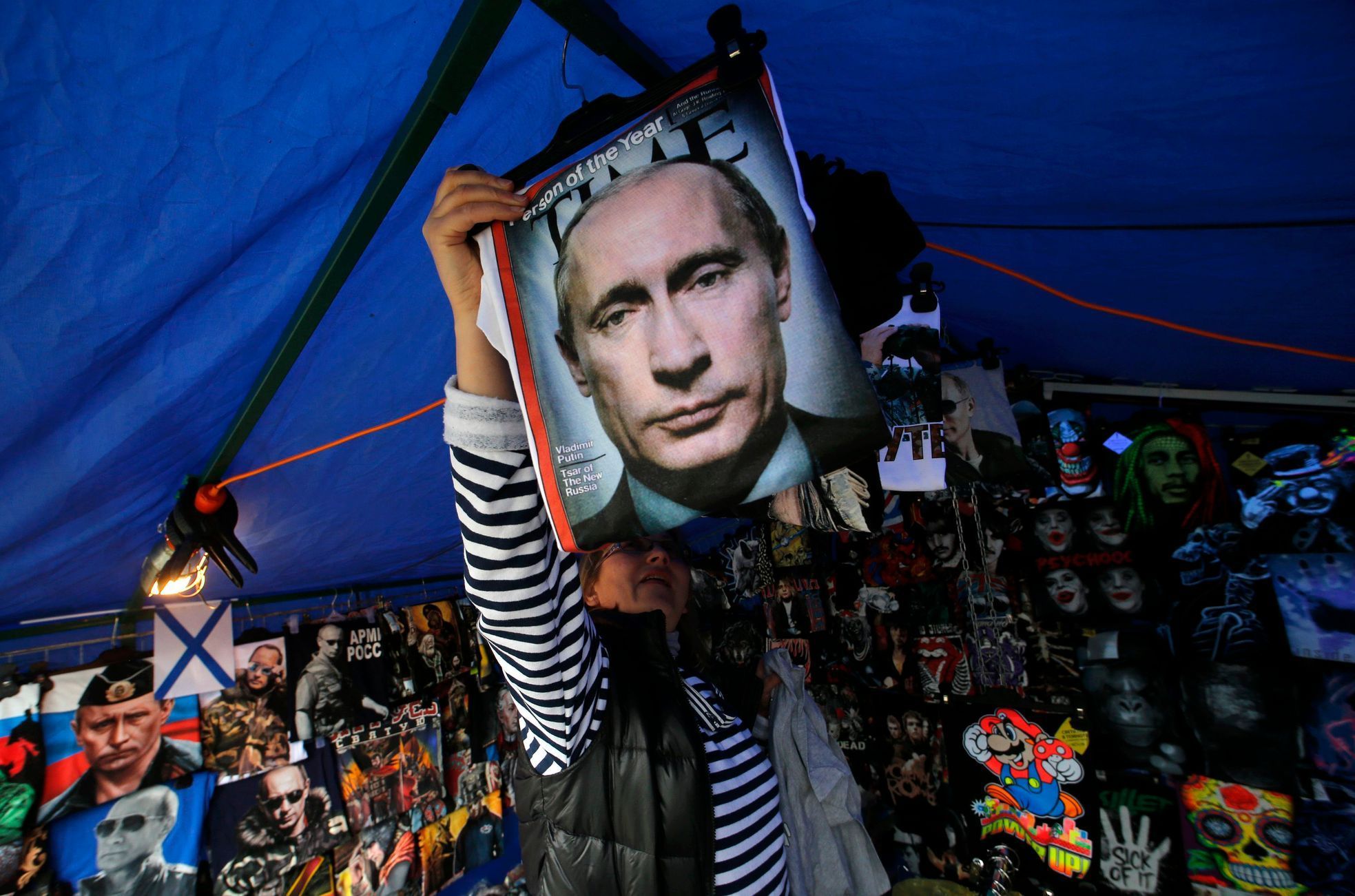 Stánek se suvenýry s Vladimirem Putinem.