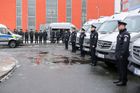 Česká cizinecká policie začala ve středu používat šest nových aut se speciální technikou, která slouží ke kontrole cestovních dokladů a dalších dokumentů v terénu.