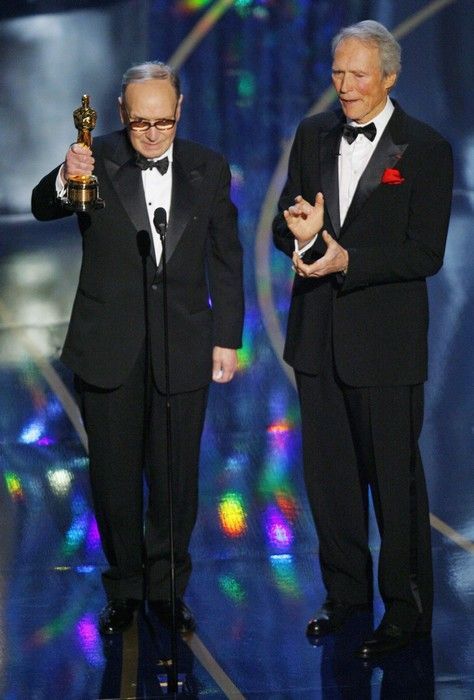 Ennio Morricone přebírá od Clinta Eastwooda čestného Oscara