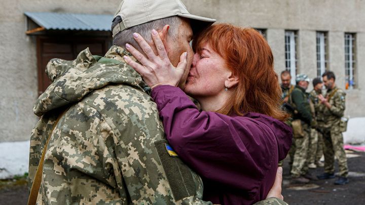 Nádraží, která zaplnil pláč. Fotografové zachytili loučení ukrajinských vojáků; Zdroj foto: Reuters