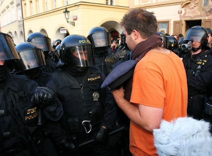 Na Loretánském náměstí zatarasili cestu demonstrantům ozbrojení policisté.