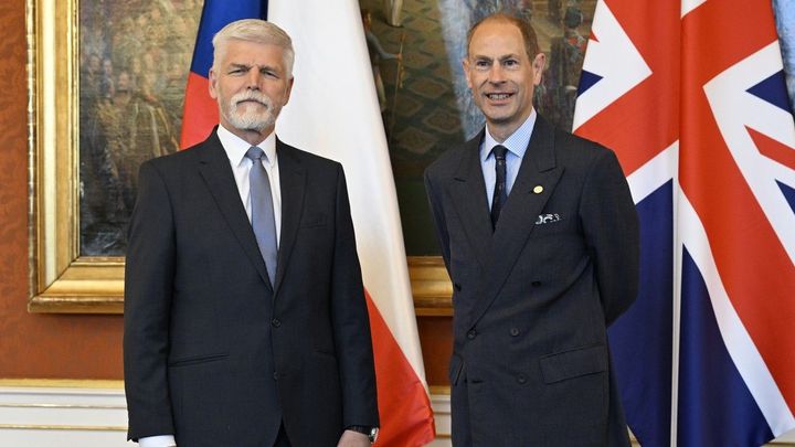 Princ Edward se na Hradě setkal s Pavlem. Předtím si dali pivo v Malostranské besedě