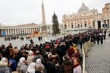 Podle odhadů mělo v pondělí dát Benediktovi poslední sbohem nejméně 25 tisíc lidí. Když se však dveře baziliky večer uzavřely, Vatikán oznámil, že dorazilo až 65 tisíc návštěvníků.