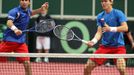 Radek Štěpánek a Tomáš Berdych během čtyřhry na Davis Cupu proti Francouzům.