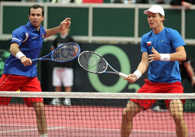 Radek Štěpánek a Tomáš Berdych během čtyřhry na Davis Cupu proti Francouzům.