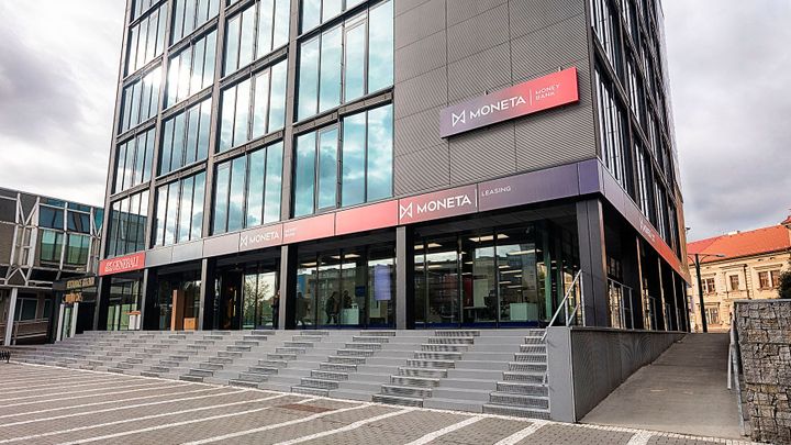 Akcionáři Monety řeší spojení s Air Bank. Vedení žádá aktivisty, aby zrušili protesty; Zdroj foto: Moneta