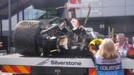 Havarovaný monopost Racing Bulls Isacka Hadjara ve VC Británie F1 2025