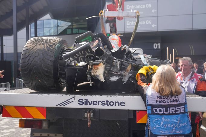 Havarovaný monopost Racing Bulls Isacka Hadjara ve VC Británie F1 2025