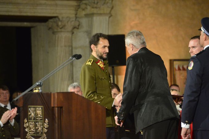 Řád Bílého lva vojenské skupiny 1. třídy převzal za armádního generála Josefa Bílého převzal jeho prasynovec Karel Berg.