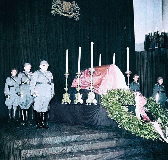 Archivní fotografie z pohřbu Tomáše Garrigua Masaryka, který se odehrál v Praze v září roku 1937. Kolorovaný černobílý snímek.