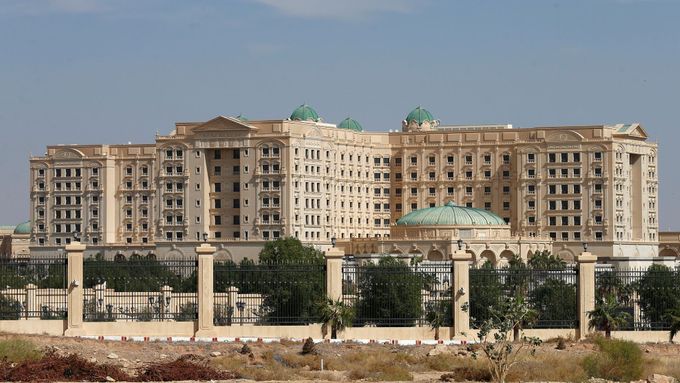 Hotel Ritz v Rijádu byl přeměněn na přepychové domácí vězení pro zadržené členy královské rodiny a byznysmeny, podezřelé z korupce.
