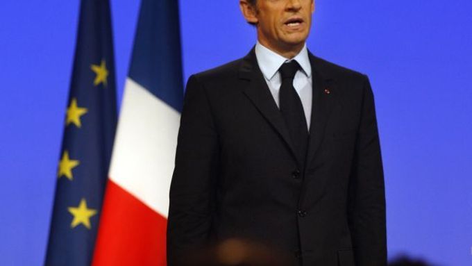 Francouzský prezident Nicolas Sarkozy při zpěvu hymny.