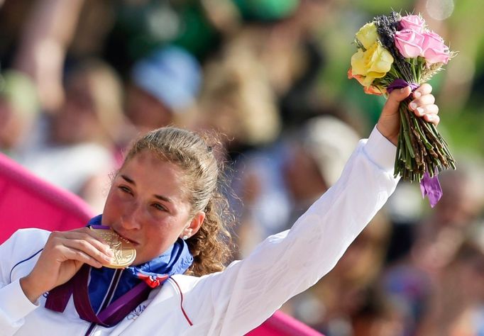 Francouzská bikrosařka Julie Bressetová pózuje se zlatou medailí za horskopu cross-country na OH 2012 v Londýně.