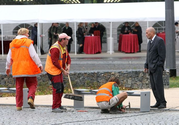 Občerstvení připravené pro slavnostní zahájení provozu už vonělo, ale ještě se dodělávaly poslední práce.