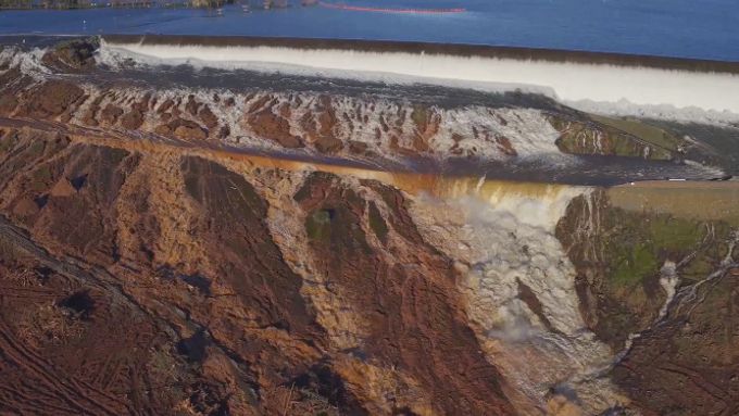 Kamera natočila vodu tekoucí přes nouzový přepad na přehradě v Oroville