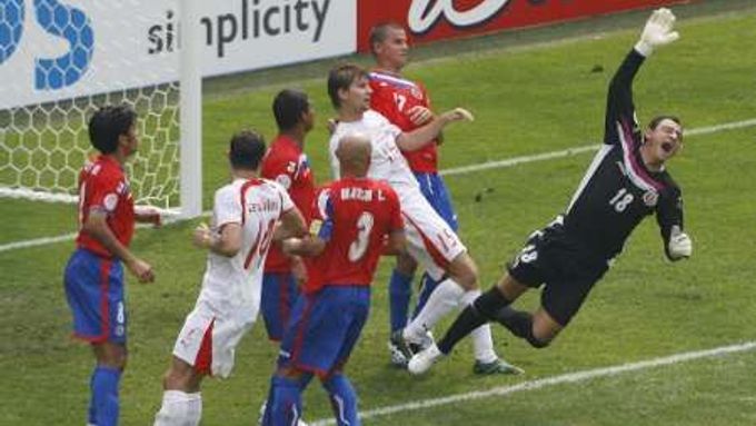 Kostarický gólman Jose Porras (vpravo) nedosáhl na střelu Poláka Bartosze Bosackého, která skončila gólem.