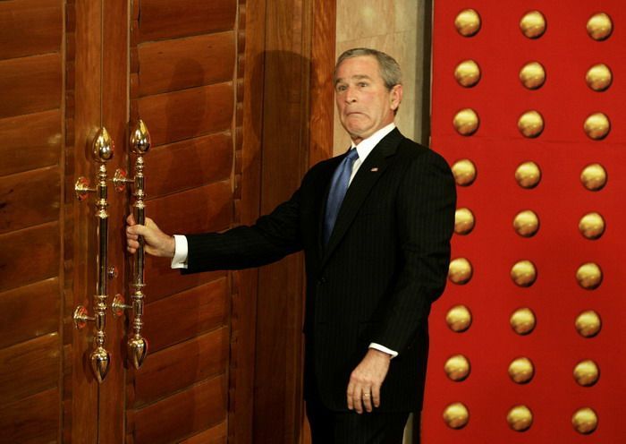 George W. Bush vs. dveře