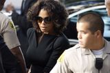 Janet Jackson se musela k soudu prodrat davem reportérů.