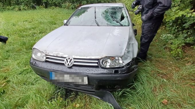 Automobil muže, který srazil v Adršpachu dva chodce a od nehody ujel.
