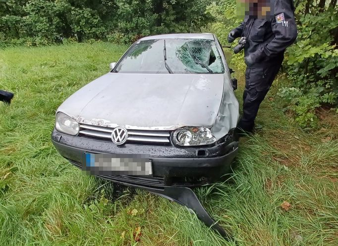 Automobil muže, který srazil v Adršpachu dva chodce a od nehody ujel.