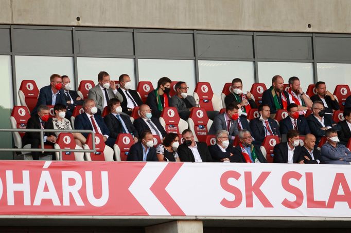 VIP lóže Slavie v odvetě 3. předkola LM Slavia - Ferencváros: Jaroslav Tvrdík (prostředí řada první zprava)