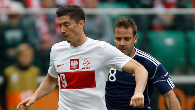 Robert Lewandowski uniká před Manelem Josepem Ayalou během přátelského fotbalového utkání Polsko - Andorra.