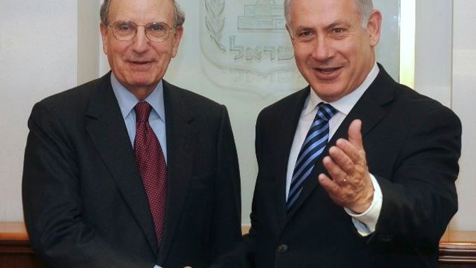 Netanjahu (vpravo) a Mitchell