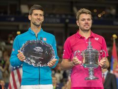 Novak Djokovič a Stan Wawrinka s trofejemi po finále US Open.
