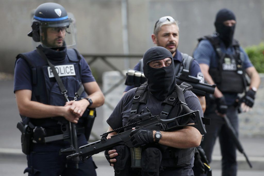 Příslušníci speciálních policejních jednotek na pařížském předměstí Argenteuil.